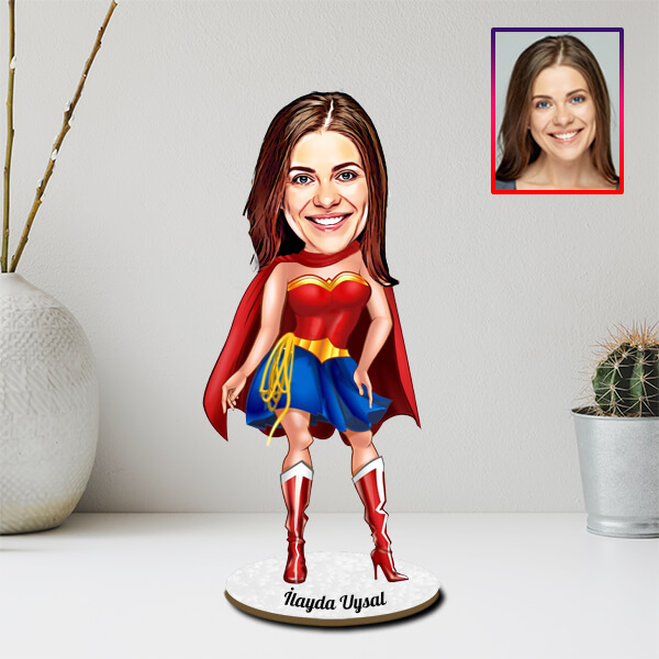 Fantastik Kadın Kahraman Karikatürlü Biblo görsel