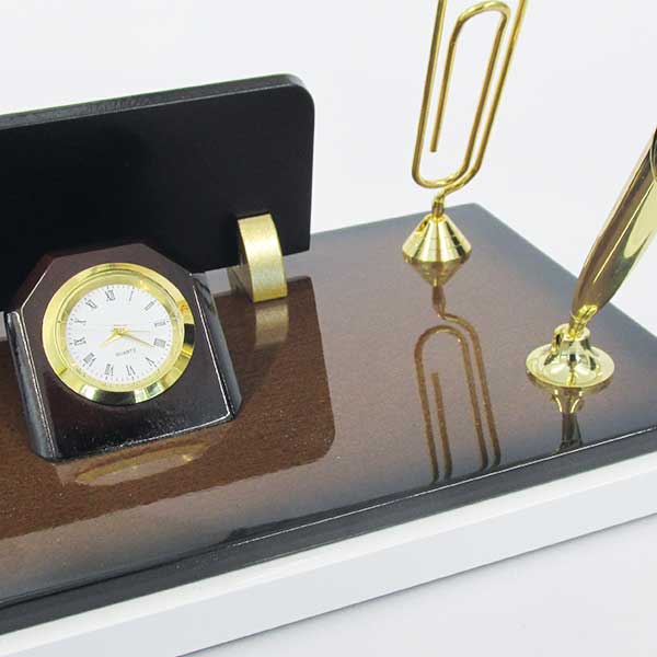 Ceviz Beyaz Not Tutacaklı Ahşap Masa İsimlik