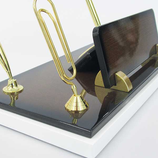 Ceviz Beyaz Not Tutacaklı Ahşap Masa İsimlik