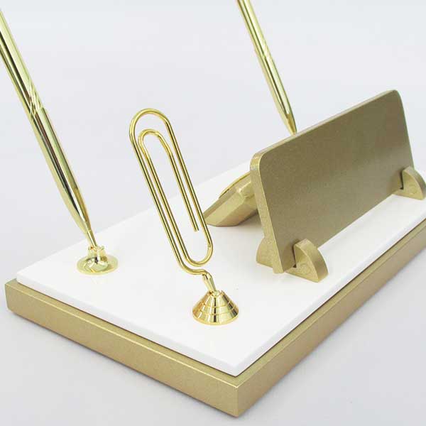 Beyaz Gold Ataçlı Masa İsimliği