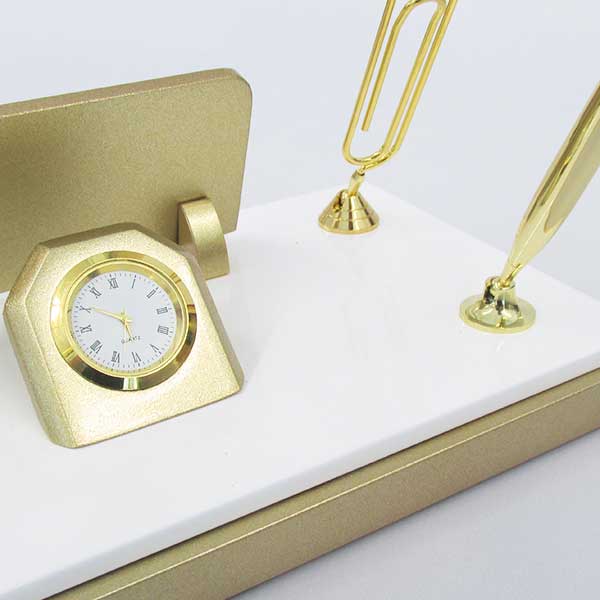 Beyaz Gold Ataçlı Masa İsimliği