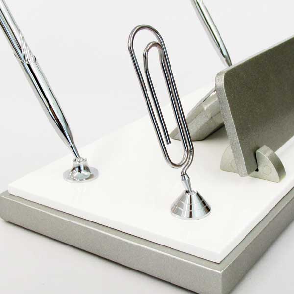 Beyaz Gümüş Ataçlı Masa İsimliği