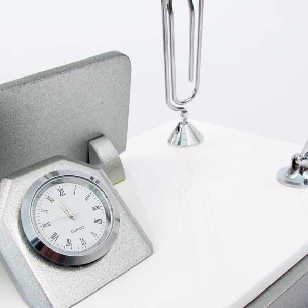 Beyaz Gümüş Ataçlı Masa İsimliği