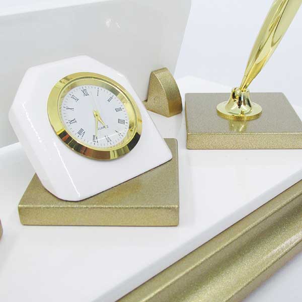 Beyaz Gold Üçgen Desenli Masa İsimliği