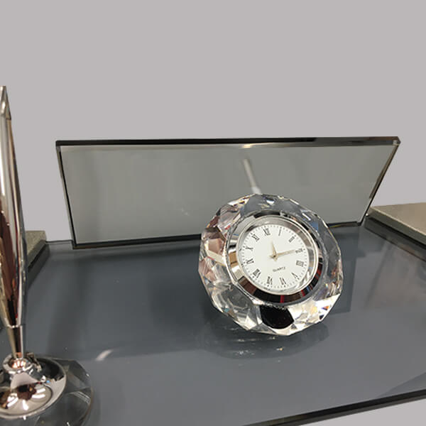 Kristal Gümüş Ahşap Masa İsimliği