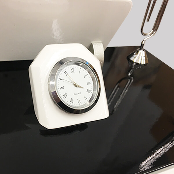 Siyah Beyaz Not Tutacaklı Ahşap Masa İsimliği