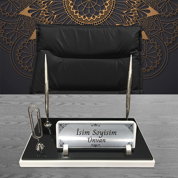 Siyah Beyaz Not Tutacaklı Ahşap Masa İsimliği