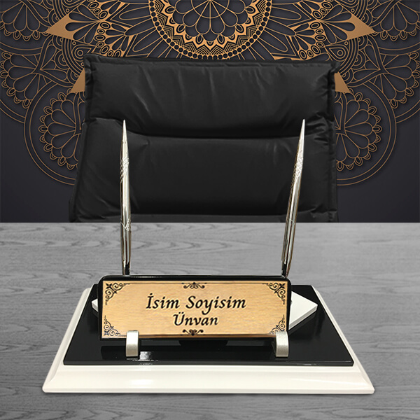 Siyah Beyaz Ahşap Masa İsimliği