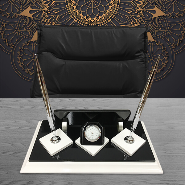 Siyah Beyaz Ahşap Masa İsimliği