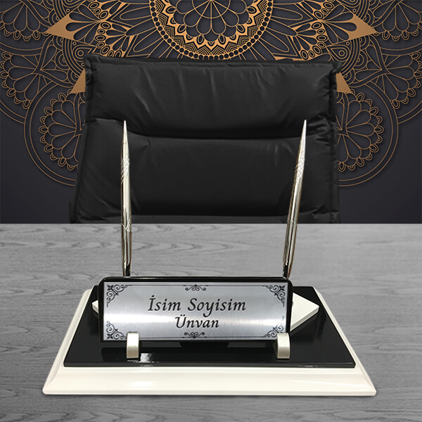 Siyah Beyaz Ahşap Masa İsimliği