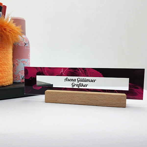 Kişiye Özel Ahşap Altlıklı Akrilik Masa Üstü İsimlik