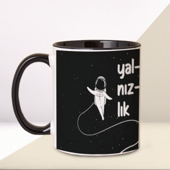 Yalnızlık Tasarımlı Kupa – Kişiye Özel Baskılı Siyah Kulplu Kupa Bardak tasarımı