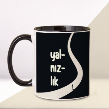 Yalnızlık Tasarımlı Kupa – Kişiye Özel Baskılı Siyah Kulplu Kupa Bardak tasarımı