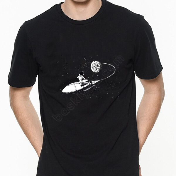 Astronot Roket Üzerinde Aydan Uçar Baskılı Tişört online tasarla